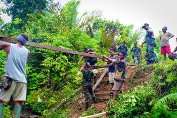 TNI bantu warga perbatasan RI-PNG di Keerom perbaiki jembatan