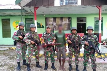 Warga Jayapura serahkan senpi berburu kepada Satgas Yonif 328/DGH