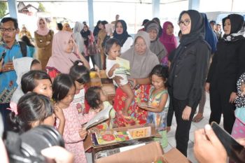 Ketua TP PKK Kalteng berikan dukungan kepada korban kebakaran di Palangka Raya