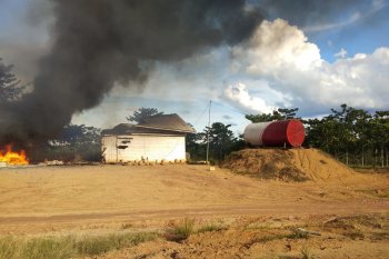 Sengketa lahan, warga bakar Kantor PT Samhutani di Sarolangun