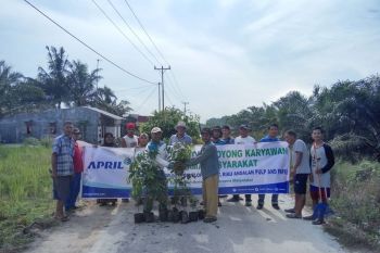 Warga desa Lalang Kabung menanam 300 batang pohon
