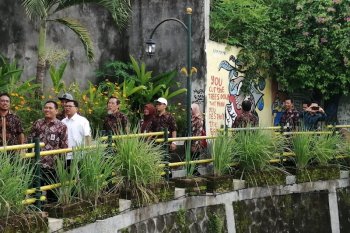 Yogyakarta memamerkan Gandeng Gendong dan JSS ke tim Bappenas