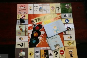 Mahasiswa Universitas Tanjungpura ciptakan permainan monopoli bertema lalu lintas