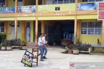 Kekurangan komputer, SMA 1 Solok terpaksa pinjam laptop siswa untuk UNBK