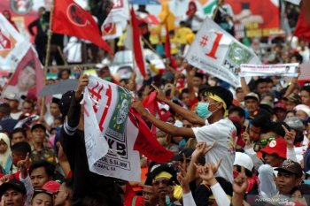 Kampanye Jokowi di Tegal disambut hujan deras
