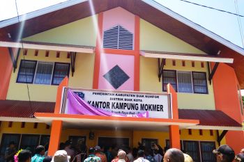 Warga Mokmer Biak Numfor bangun kantor kampung dua lantai