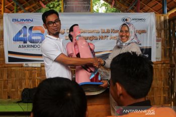 PT Askrindo Cabang Kendari berbagi keceriaan dengan murid disabilitas