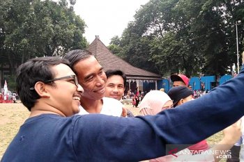 Sosok menyerupai Joko Widodo layani swafoto pada "Karnaval Indonesia Satu"