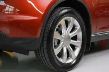 Rotasi ban mobil wajib dilakukan, ini alasannya