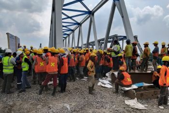 Jembatan jalur ganda kereta api di Kertosono Nganjuk segera digeser