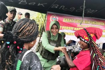 Persit Kodim 1714/PJ gelar bakti sosial di Kampung Muliambut