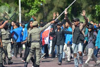 Massa masih bertahan di sekitar Tanah Abang