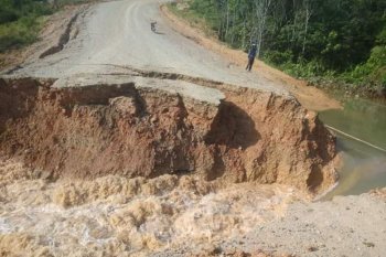 Jalan paralel Entikong longsor, jalur tiga desa perbatasan lumpuh