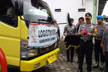 Polisi bersenjata kawal distribusi logistik pemilu di Jember