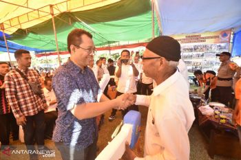 Gubernur NTB menyerahkan bantuan rumah korban banjir Bima