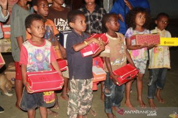 Alumni Uncen serahkan bantuan sepatu buat anak sekolah korban banjir