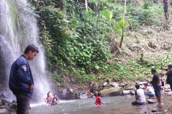 Menikmati dinginnya Air Terjun Anglo di Pegunungan Rejo Pesawaran