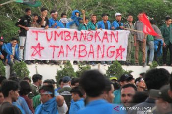 Ribuan mahasiswa pendemo tambang bertahan di kantor Gubernur