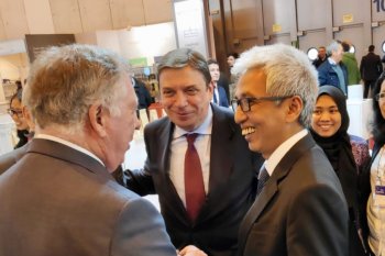 Pakaian Gatot Kaca membuat Resepsi Diplomatik Madrid jadi berwarna