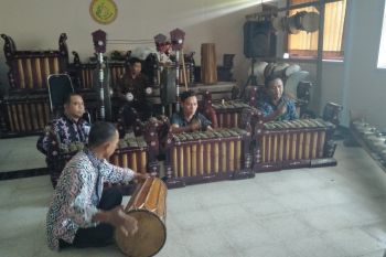 Lestarikan budaya Sasak, Dispar Mataram bentuk tim kesenian "Sekehe Gong"