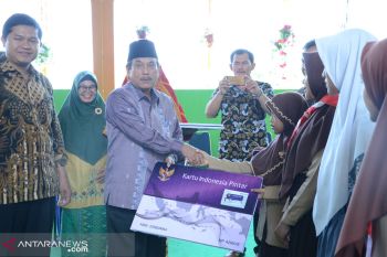 Bupati Sijunjung serahkan 200 KIP, guna untuk kebutuhan sekolah