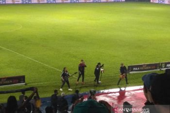 Lagu "Sayang" hibur Aremania sebelum laga final Piala Presiden