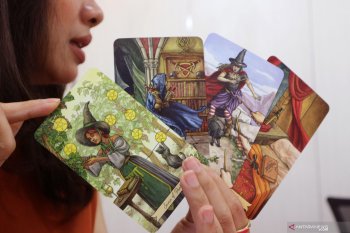 Meramal pesta demokrasi melalui kartu tarot