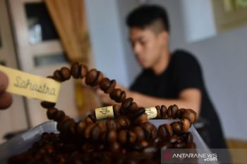 Kerajinan gelang dari biji kopi