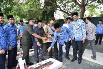 Peringati HUT Provinsi, gubernur tabur bunga di TMP