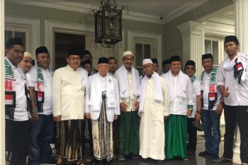Puluhan Habaib dan kiai sepuh kawal KH  Ma'ruf menuju GBK
