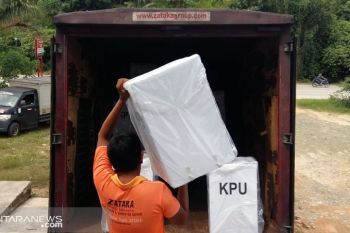 KPU Dharmasraya  mulai distribusikan logistik pemilu untuk  dua kecamatan