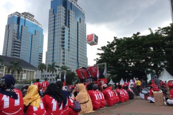 Masa partai pendukung Jokowi memenuhi Jalan Medan Merdeka