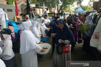 Di Tangerang, Relawan bagi makanan gratis pada kampanye Prabowo-Sandi