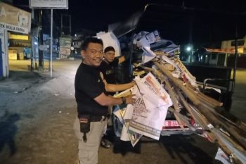 Satpol PP dan Bawaslu tertibkan APK di Palu