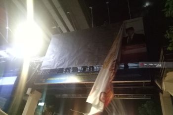 Agar tidak mengganggu aktifitas warga petugas  tertibkan APK pada malam hari