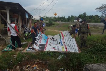 Bawaslu Mesuji Bersih Ribuan APK