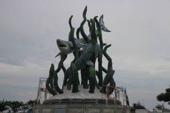 Pembangunan patung Suro dan Boyo