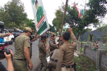 Penertiban atribut kampanye di Lumajang dipimpin Bupati Thoriqul