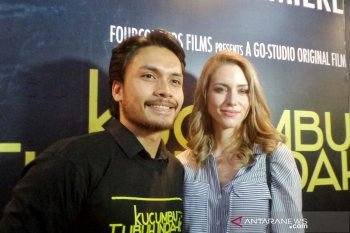 Aktor Randy Pangalila  ajari istri berbahasa Indonesia