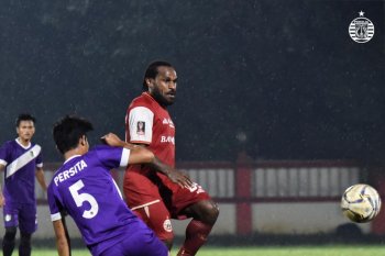 Kolev pantau kondisi pemain saat kontra Persita Tangerang