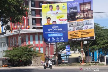 Alat peraga kampanye masih menghiasi ruang Kota Kupang