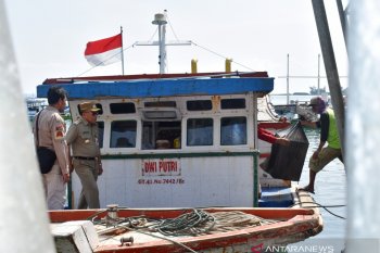 Kapal  pengangkut logistik pemilu ke pulau seribu terhambat hujan badai