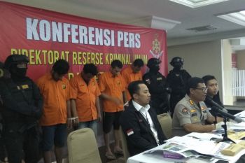 Polda Metro membekuk dua pelaku pencurian uang bermodus tusuk gigi