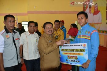 Serahkan bonus atlet,  Ini pesan Bupati Bengkalis