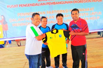 BPJS Ketenagakerjaan Biak Numfor serahkan bantuan baju untuk petugas kebersihan