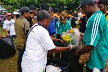 Ribuan warga Biak Numfor ikuti lomba pungut sampah
