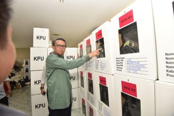 Gubernur Sulsel  tinjau kesiapan logistik pemilu