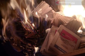 KPU Palembang bakar 18 ribu lebih surat suara rusak