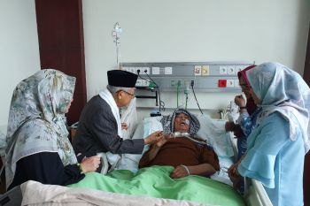 Ma'ruf Amin kunjungi dua wartawan senior di rumah sakit