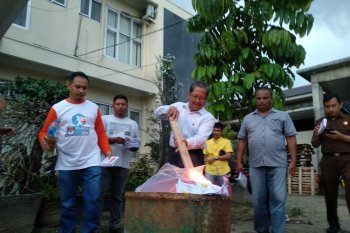 Puluhan ribu surat suara rusak dan berlebih di Padang dimusnahkan